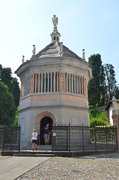 chapelle-a-cote-de-la-cathedrale.JPG