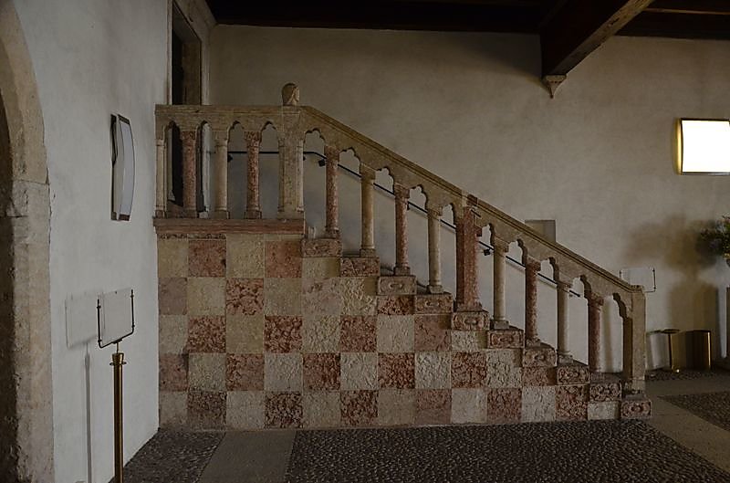 palais-escalier-de-service.JPG