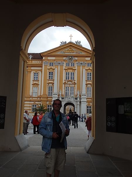 entree-de-la-deuxiemme-cours-interieure-de-la-colegiale.JPG