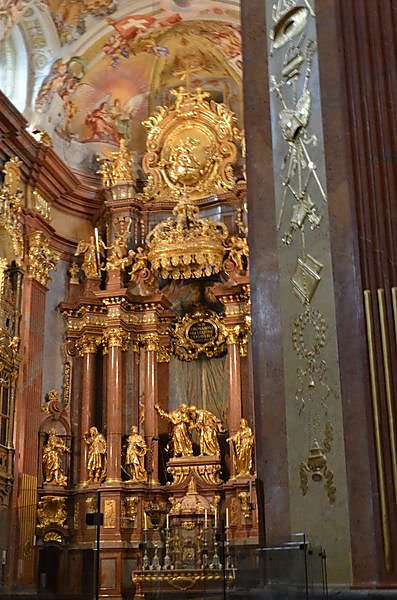 melk-detail-interieur-eglise.JPG